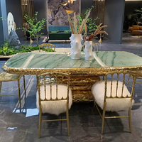 Table à manger ovale de luxe italienne, design moderne, plateau en placage de marbre, base en laiton, pièce maîtresse pour villa et manoir
