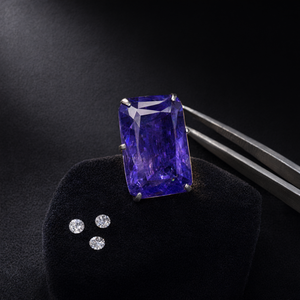 Pierre précieuse tanzanite facettée en forme rectangulaire, un trésor rare et élégant - Product Image 3