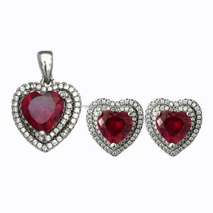 Set di Gioielli all'Ingrosso con Cuore in Zirconia Cubica Rossa, Argento S925 Placcato Rodio, Pendente e <span class=keywords><strong>Orecchini</strong></span> a Perno con Gemma di <span class=keywords><strong>Rubino</strong></span> - Product Image 1
