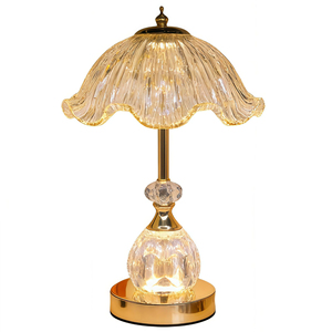 Lámpara de Mesa de Cristal Dorado con Pantalla de Vidrio, Luz LED Cálida Suave, Decoración Moderna para Dormitorio, Tamaño Mediano, Control por Interruptor, CRI 90 - Product Image 6