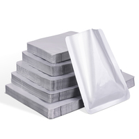 Op maat gemaakte 3-zijdig gesealde vierkante bodem aluminiumfolie vacuümzakken met gravureprint, beveiliging, lage minimale bestelhoeveelheid, food grade, geschikt voor huisdierenvoer en blikvoer.