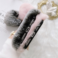 Étui de téléphone en fausse fourrure de lapin moelleux et luxueux pour femmes avec pendentif en forme de cœur pour iPhone 11 12 13 Pro Max X XR XS 7 8 Plus