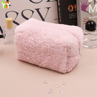 Pochette à maquillage moelleuse, trousse de toilette portable avec fermeture éclair, sac de toilette en peluche douce pour les soins de la peau, trousse de maquillage de voyage pour femmes
