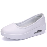 Chaussures d'infirmière respirantes à semelle épaisse rehaussante pour femme, en PU artificiel, toutes saisons, pour le commerce extérieur