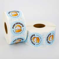 Étiquette alimentaire en vinyle imperméable personnalisée avec impression couleur intégrale, découpée sur mesure, autocollant en rouleau avec logo pour boulangerie, gâteaux, desserts et emballages.
