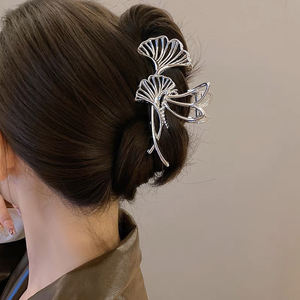 Nouvel arrivage pince creuse à <span class=keywords><strong>queue</strong></span> <span class=keywords><strong>de</strong></span> <span class=keywords><strong>cheval</strong></span> ginkgo <span class=keywords><strong>plaquée</strong></span> or grande griffe à cheveux en feuille métallique - Product Image 2