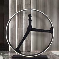 Sculpture personnalisée artistique en fibre de verre, modèle humain, avec anneau de vent et de feu, LED intégrée, pour hôtel et salon