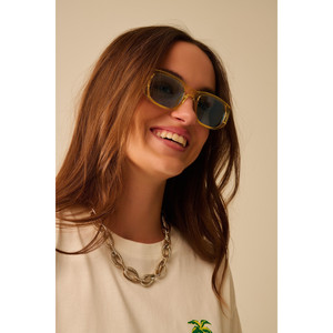 Lunettes de soleil ovales avec montures transparentes brillantes en jaune - Product Image 1