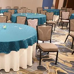 Chaises de banquet de mariage empilables Offre Spéciale coussin en métal bleu avec finition dorée pour hôtels événements salles à manger et cuisines - Product Image 6