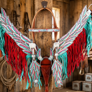 Selle anglaise légère en cuir de vachette de créateur, modèle Angel, pour têtière et collier de poitrage, avec conchos brillants et accents rose, rouge et blanc - Product Image 2