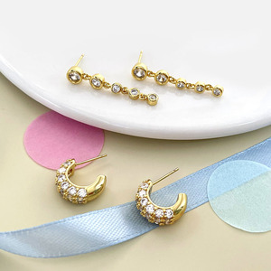 Pendientes largos colgantes de circonita cúbica chapados en oro de 18 quilates al por mayor para mujer - Product Image 5