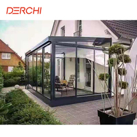 Maison préfabriquée en aluminium avec toit en verre triangulaire extérieur, véranda en verre