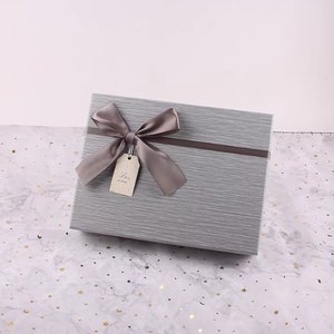 Caja de Regalo Personalizada para Productos de Cuidado de la Piel, Perfume y Lápiz Labial, Caja de Embalaje Cosmético Ecológica de Alta Gama en Gris Pálido con Kit Grande - Product Image 1