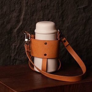 Artseecraft Kit de matériel en cuir bricolage Manchon de bouteille fait à la main pour un usage quotidien Autres produits artisanaux - Product Image 1