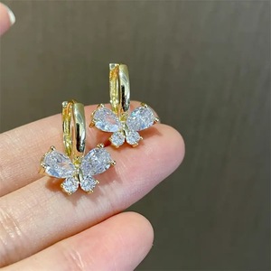 Orecchini a Farfalla per Donne, Graziosi Clip per Orecchie Scintillanti per Uso Quotidiano - Product Image 1