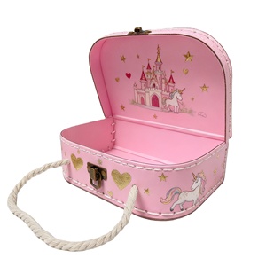 Scatola Valigia in Cartone Personalizzata con Manico in Metallo, Laminazione Opaca e Goffratura per Confezioni Regalo di Giocattoli, Vestiti, Pellicce e Calze - Product Image 1