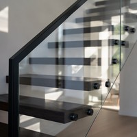 Escalier moderne sur mesure à poutre unique en acier pour intérieur, marches en bois massif, balustrade flottante en verre ultra-transparent