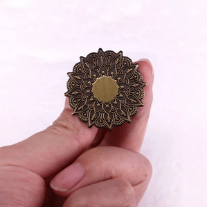 Broche florale avec symbole spirituel mandala hindou tibétain pour outils de maquillage - Product Image 2