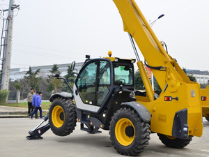 Teleskopik Forklift yükleyici <span class=keywords><strong>4.5</strong></span> <span class=keywords><strong>ton</strong></span> 17M Telehandler XC6-4517K aksesuarları ile sıcak satış telerussia rusya - Product Image 3
