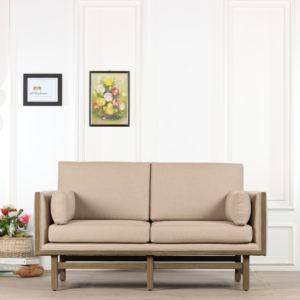 El sofá Ardena presenta un diseño moderno con artesanía en madera maciza que ofrece un cómodo asiento doble que eleva la sala de estar. - Product Image 2