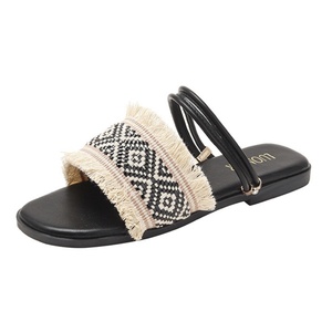 Nouveautés Vente en gros Personnalisé Sandales plates à bout carré tissées à la main pour femmes, style plage estivale - Product Image 1