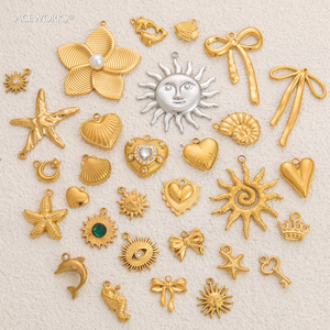 Sueño Dorado de Verano |   Colgante de Estrella de Mar y Sol en Acero Inoxidable con Baño de Oro PVD de 18K |   Colgante de Estrella de Mar, Concha, Caballito de Mar y Delfín - Product Image 2