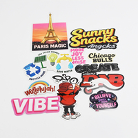 Autocollants PVC personnalisés de haute qualité, holographiques, découpés à la forme, style anime Q-version, mignons, imperméables et écologiques, vente en gros