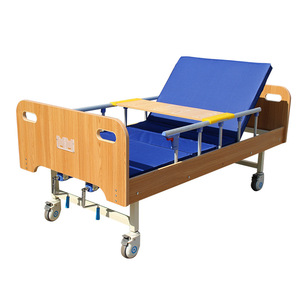 Lit médical manuel Sande en bois massif avec cadre en fer et roulettes pour hôpital et soins à domicile - Product Image 2
