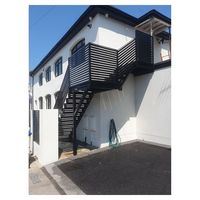 Escalier en colimaçon Prima au design moderne avec structure en acier, marches en bois et garde-corps en acier pour terrasses intérieures d'appartements et halls, tailles personnalisables
