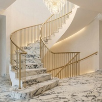 Grandes dalles de marbre Arabescato naturel poli moderne, pierre de parement personnalisée pour marches de salle de bain intérieures de luxe et murs d'accentuation