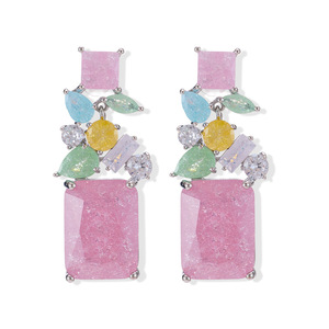 Boucles d'oreilles pendantes géométriques en laiton, couleur bonbon, avec zircon multi-glaçons, pierres longues taille baguette rose et vert menthe, fournisseur de bijoux - Product Image 1