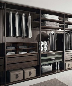 ห้องนอนเฟอร์นิเจอร์ตู้เสื้อผ้ารางการออกแบบที่ทันสมัยเดินไม้ในตู้เสื้อผ้าตู้เสื้อผ้าห้องนอนที่ทันสมัย