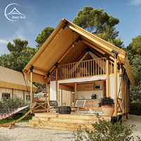 Tente de luxe en toile pour le glamping en plein air, style loft safari, avec salle de bain