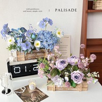 Boîte en bois rustique avec arrangement floral pré-fait, fleurs en soie mélangées réalistes pour la décoration de table de mariage et de ferme