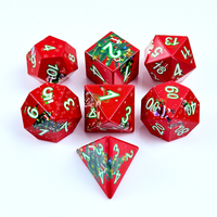 Set Dadu DND Resin Cetak Santa Natal Kustom Pabrik, 7 Buah Dadu Polihedral Tepi Tajam, Aksesoris RPG Meja Permainan