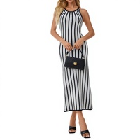 Robe midi en maille rayée sans manches à col rond et détails boutonnés pour femme