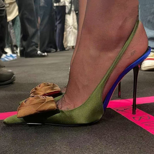 Zapatos de tacón de aguja grandes talla 45 para mujer con correa trasera, tacones originales, de seda, tipo slingback, con punta larga y flor en la parte delantera - Product Image 4