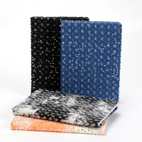 Carnet à couverture rigide scintillante au design festif avec marque-page en ruban, idéal pour offrir en cadeau pour les fêtes