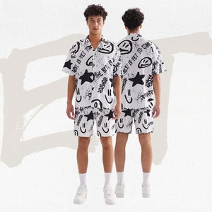 Completo Sportivo Casual da Uomo Trendy Stile Hip Hop con Stampa Graffiti, Camicia e Pantaloncini Larghi, <span class=keywords><strong>Set</strong></span> Estivo Due Pezzi 100% Poliestere - Product Image 1