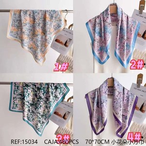 Foulard Quadrato con Piccoli Fiori 70x70Cm, Sciarpa alla Moda per Donne - Product Image 3