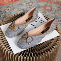 Mode slip-on 2022 nouveau Offre Spéciale dames tête carrée fond plat boucle en métal grande taille loisirs doux à semelles confort chaussures simples