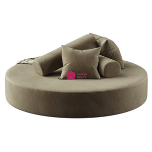 Sofá Redondo <span class=keywords><strong>de</strong></span> Terciopelo Borgoña para Vestíbulo <span class=keywords><strong>de</strong></span> Hotel, Galería <span class=keywords><strong>de</strong></span> Arte o Sala <span class=keywords><strong>de</strong></span> Exposiciones, Estilo Moderno y Minimalista <span class=keywords><strong>de</strong></span> Yicheng, en <span class=keywords><strong>Venta</strong></span> - Product Image 2