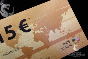 Cartes magnétiques en PVC personnalisées de haute qualité, adhésion VIP avec finitions d'impression sérigraphique dorée ou argentée métallique - Product Image 3