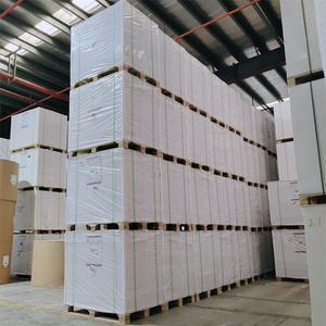 กระดาษสีศิลปะเคลือบขนาด70*100ซม. 250gsm C2S กระดาษสำหรับพิมพ์ออฟเซตกระดาษสี90gsm 147gsm แบบกำหนดขนาดได้เอง - Product Image 1