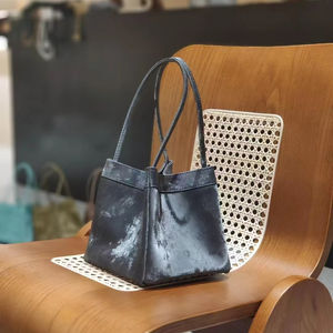 กระเป๋าถือทรงถังหนังวัวผสมผ้าไหมสไตล์จีนสำหรับผู้หญิง ดีไซน์หรูหรา คุณภาพสูง - Product Image 1