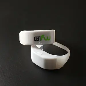 Bracelet de velcro à LED, fournitures de fête, fonction de groupe, gourmette RFID avec télécommande, bracelets à LED