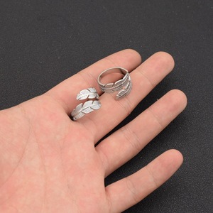 2026 New Vintage Niche Design Stainless Steel Feather Shaped Ring Silver Plated Unisex's Fashion Rings Wholesale Jewelry - Product Image 1