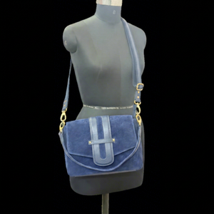 Bolso bandolera de gamuza azul con cierre de solapa y cierres metálicos para uso diario de mujer - Product Image 1