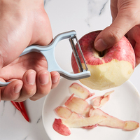 Éplucheur de légumes ergonomique avec poignée antidérapante en acier inoxydable, design moderne pour la maison et la restauration, idéal pour les pommes de terre, les pommes et les carottes