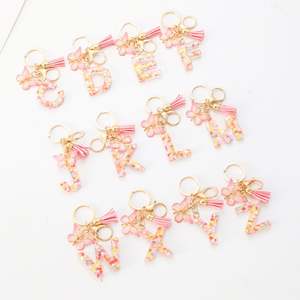 Porte-clés initial en résine 26 lettres avec pendentif papillon et pompon, accessoire élégant pour sac à main femme - Product Image 4